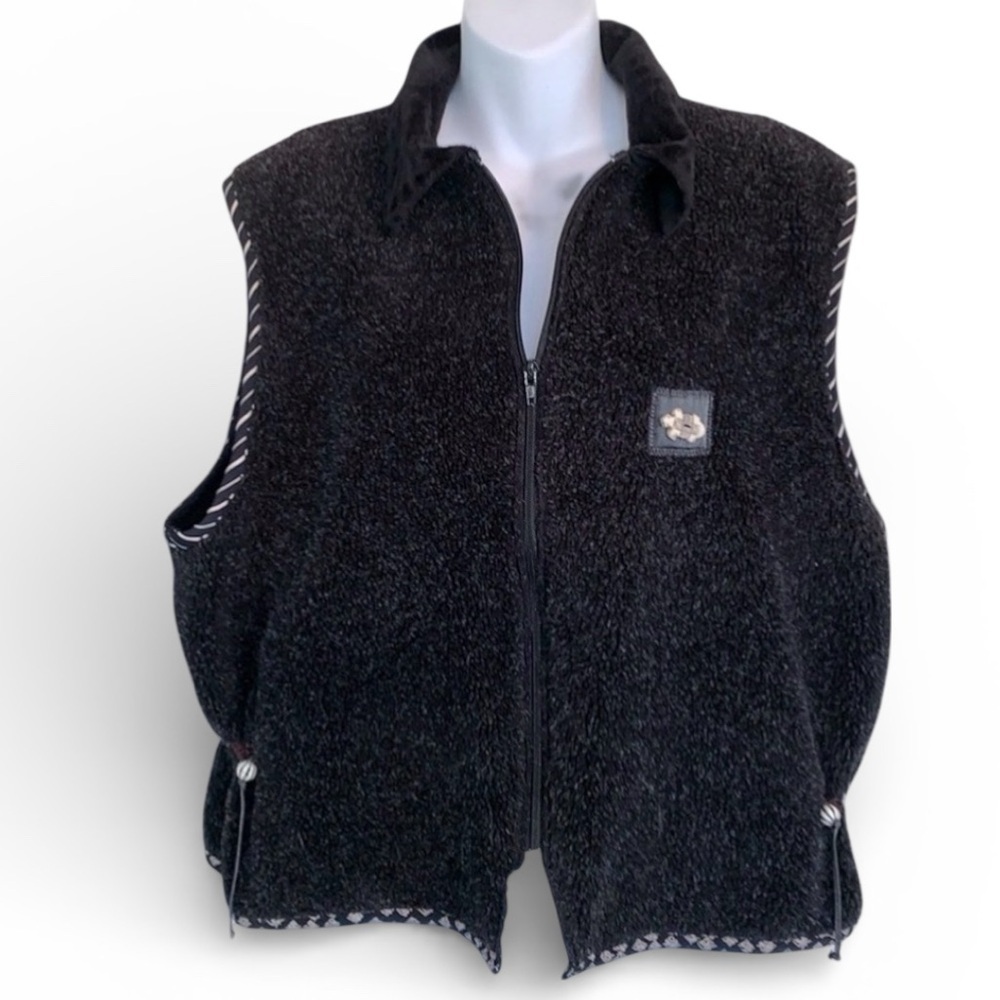 K. D. Spring fleece vest, women L, artsy primitive animal detail, zip front. Euc